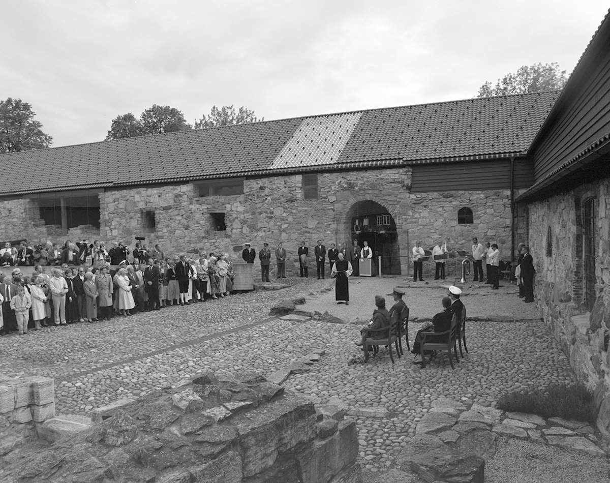 Signingsreisen 1991, Domkirkeodden, Borggården, Storhamarlåven. Kong Harald 5 og dronning Sonja, museumsbestyrer Ragnar Pedersen orienterer  om Hamarkaupangen.