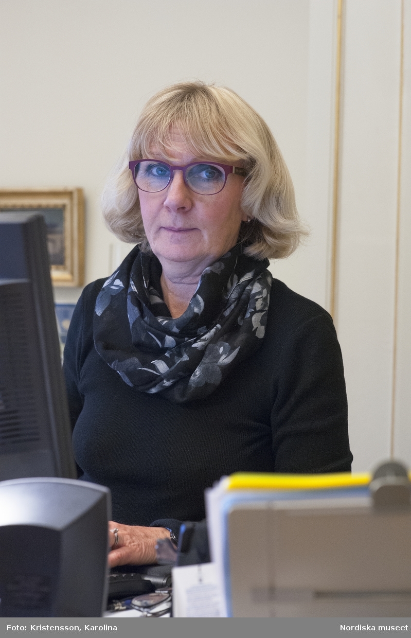 Porträtt Karin Englund på sitt tjänsterum, ekonomidirektör