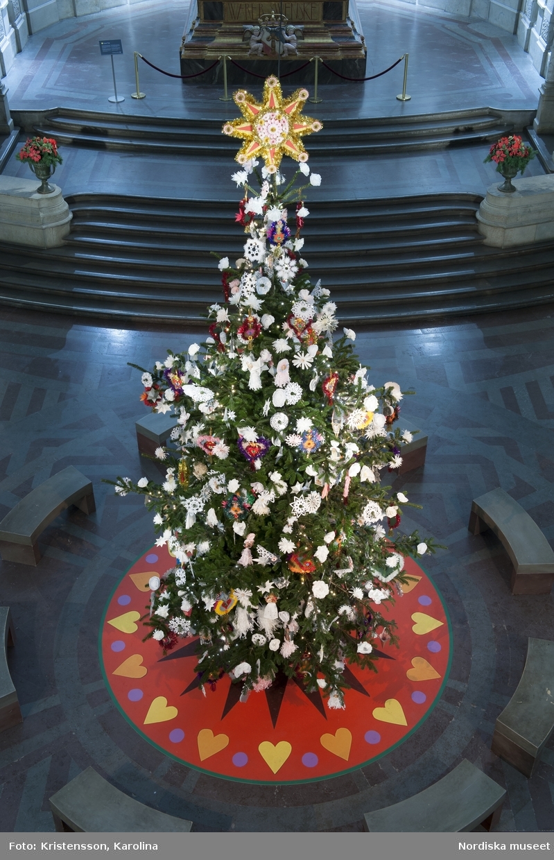 Julgran på Nordiska museet i Stora hallen 2012, med juldekoration och julpynt.