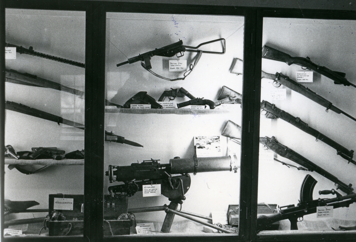 Foto fra Bagn Bygdesamling sin utstilling fra 1985 om krigen.