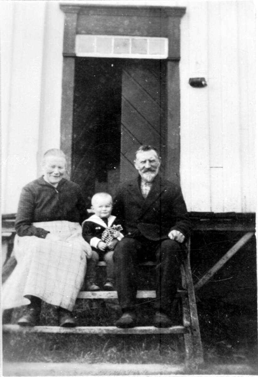 Kristianne og Kristoffer Olsen med sønnesønn Kristoffer Stangnes ca 1930