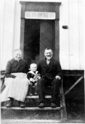 Kristianne og Kristoffer Olsen med sønnesønn Kristoffer Stan