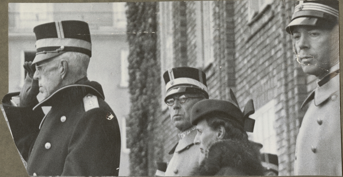 Kungligt besök i samband med paradering av Göta livgarde I 2; Gustav V, Gustav VI Adolf och arvprins Gustav Adolf tillsammans med Louise Mountbatten.