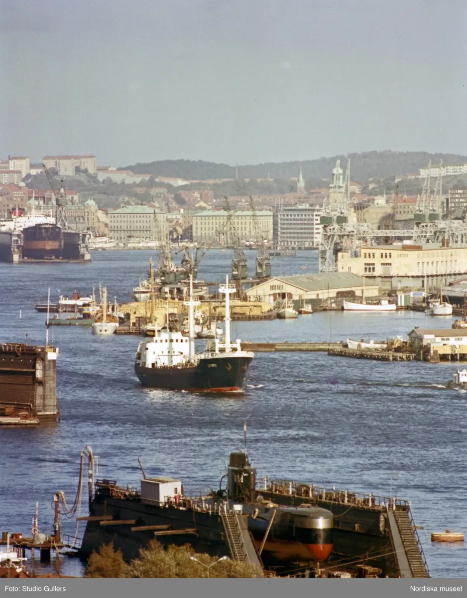 Vy &ouml;ver G&ouml;teborgs hamn med kustub&aring;ten HMS G&auml;ddan i torrdocka i f&ouml;rgrunden.