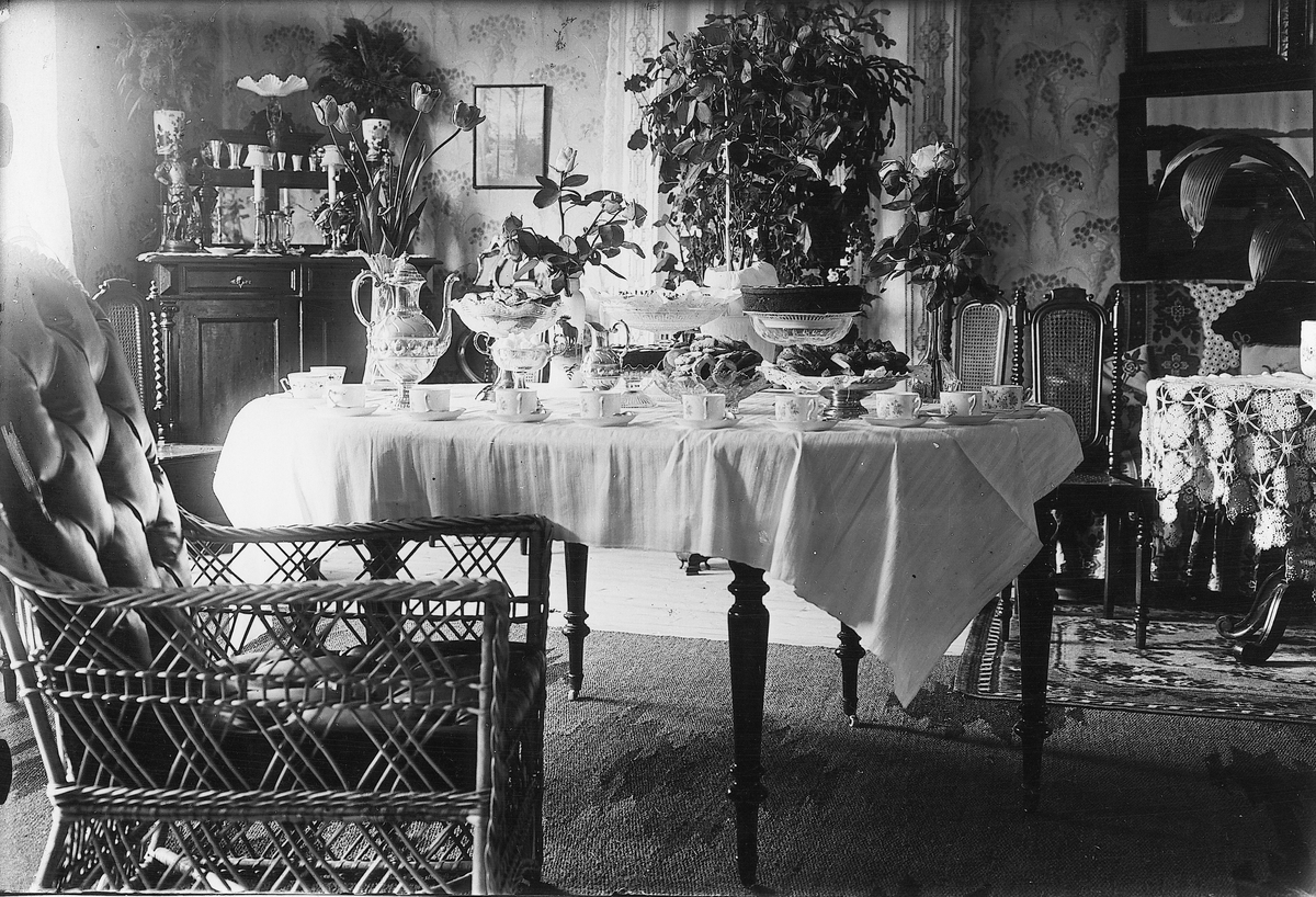 Åmot. Salen vid mors 60-årsdag den 4 juni 1923. Dukat kaffebord.