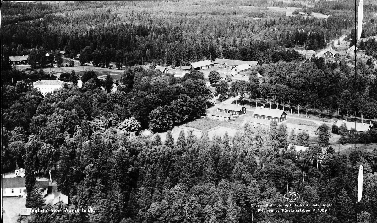 Axmar bruk, Gästrikland
Axmar Bruks järnbruk anlades 1671 och drevs till 1927,
vid slottet finns en näckrosdamm och ädla lövträd.
