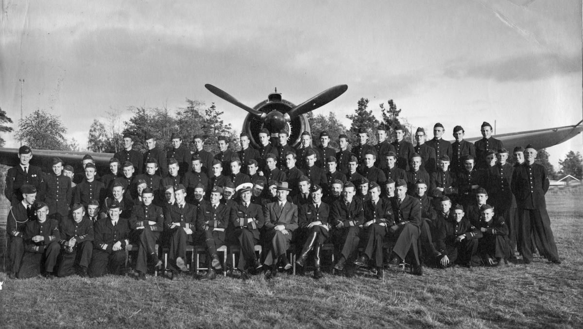 Grupporträtt. Personal vid Första divisionen på F 6 Karlsborg, framför flygplan B 17.