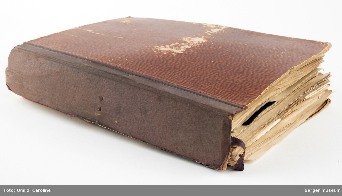 Boken er håndskrevet av Soland, og inneholder vevoppskrifter, samt er lærebok i veving, også jacquardveving.