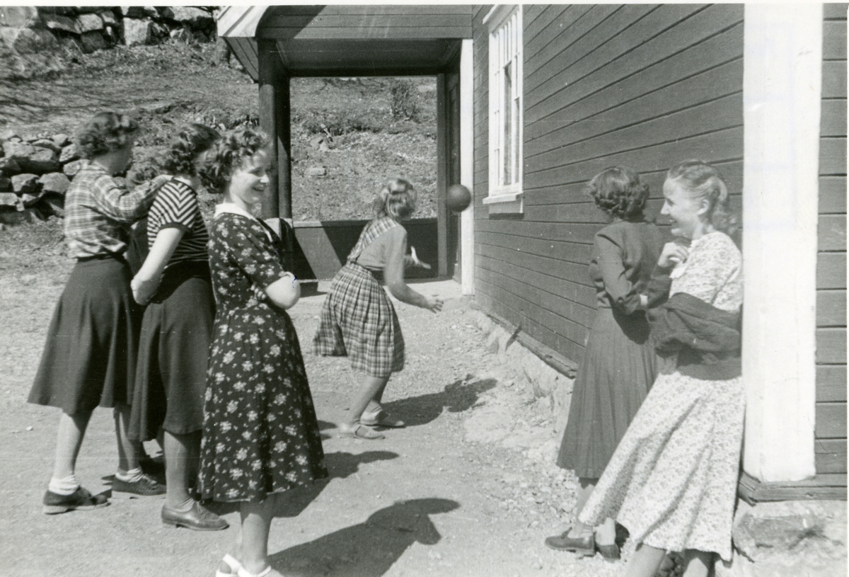Jenter på framhaldsskolen driver med ballek. Reintun 1951.