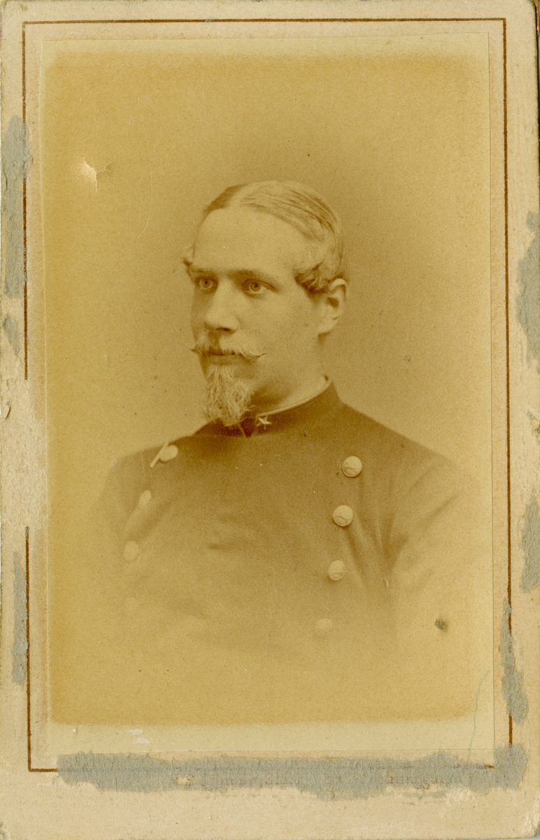 Porträtt av Fredrik Önnert Wahlberg, löjtnant vid Hälsinge regemente I 14.
Se även AMA.0009295.