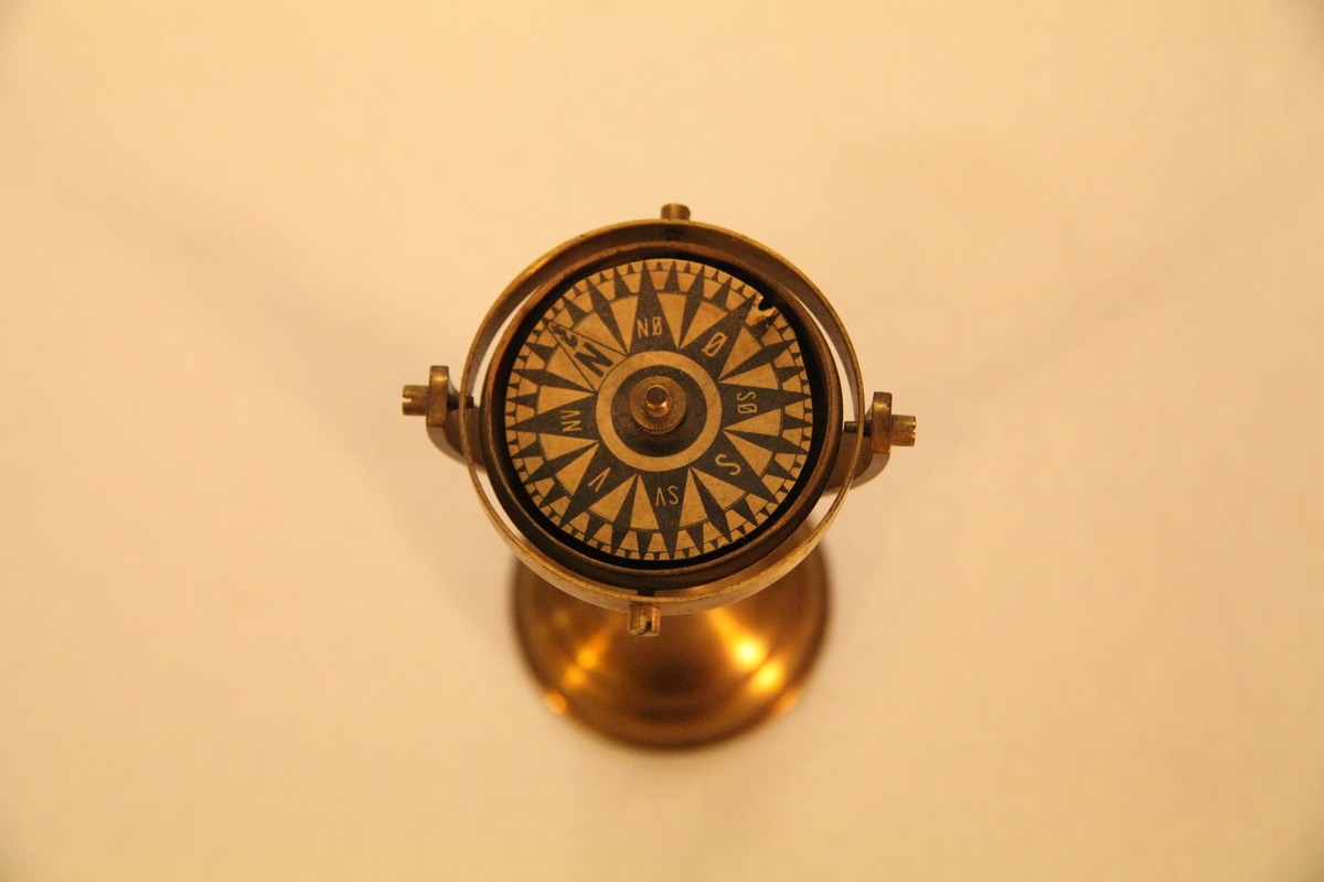 Gyro-kompass brukt i skoleundervisning.