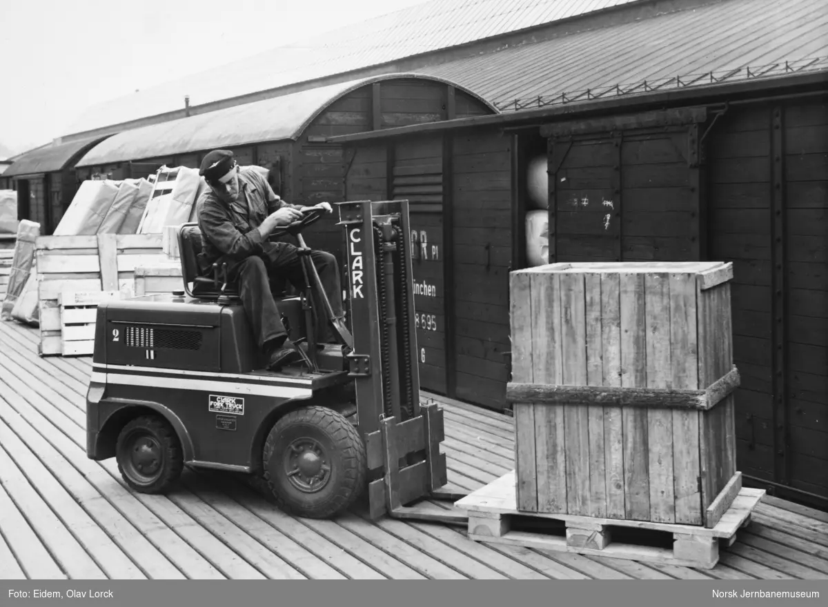 Truck fabrikat Clark på godsrampe på Oslo Ø - lasting og lossing av godsvogner