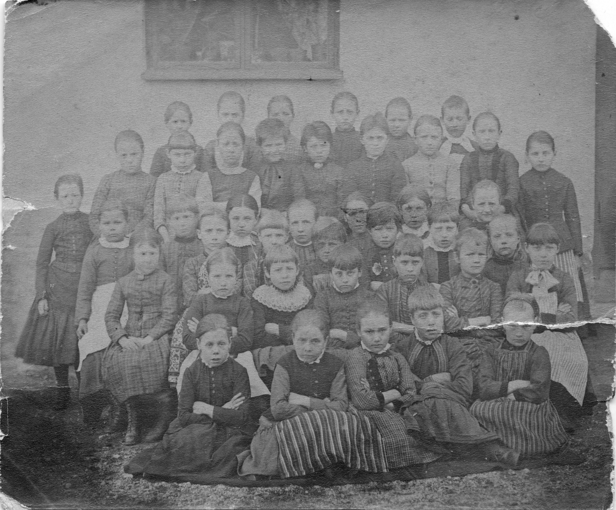 Skolklass med flickor vid gamla Karlberg, 1885-86.