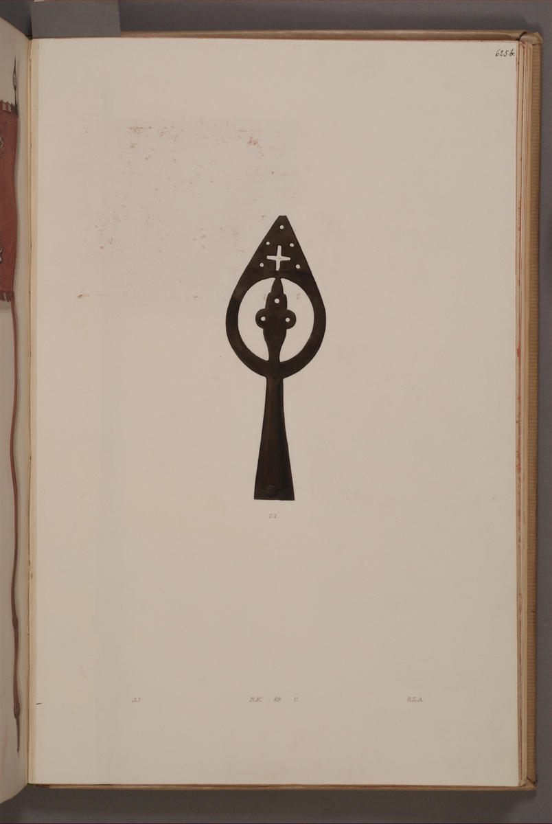 Avbildning i gouache föreställande spets till fälttecken taget som trofé av svenska armén. Den avbildade spetsen och standaret finns bevarade i Armémuseums samling, för mer information, se relaterade objekt.