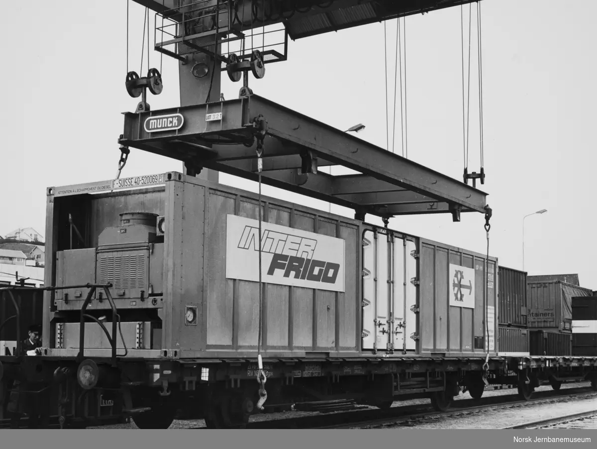 Containerkranen på Sandnes stasjon - lasting av Interfrigo-container fra godsvogn litra Kbgps 335 5027