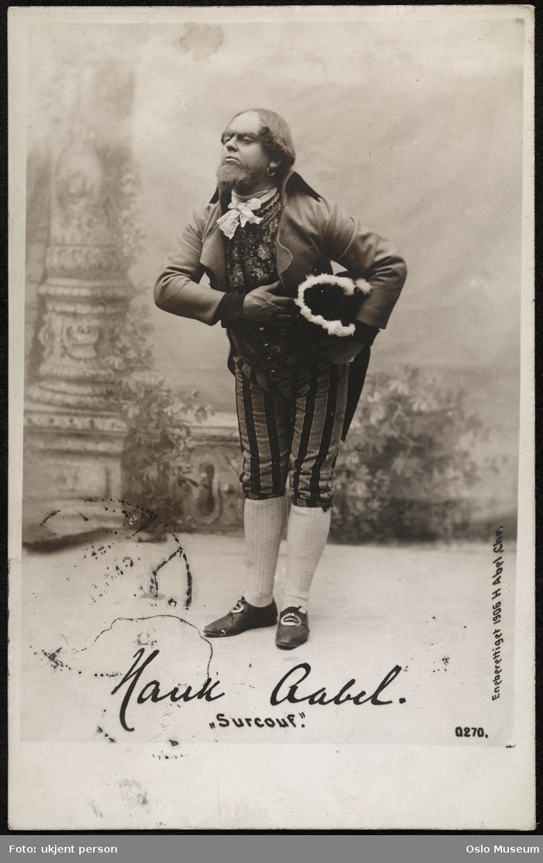 portrett, mann, skuespiller, rollebilde, Gargousse i "Surcouf" på Centralteatret, stående helfigur, kostyme