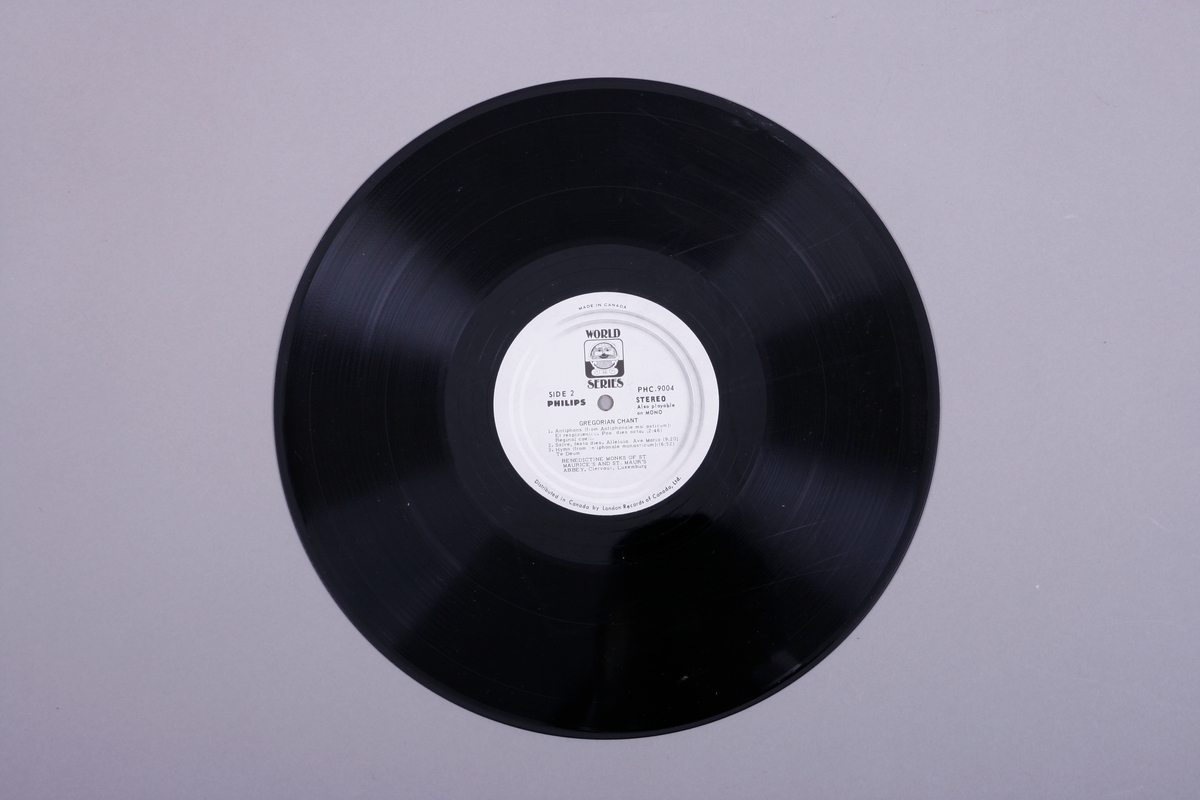 Grammofonplate i svart vinyl. Plata ligger i en papirlomme foret med plast.
