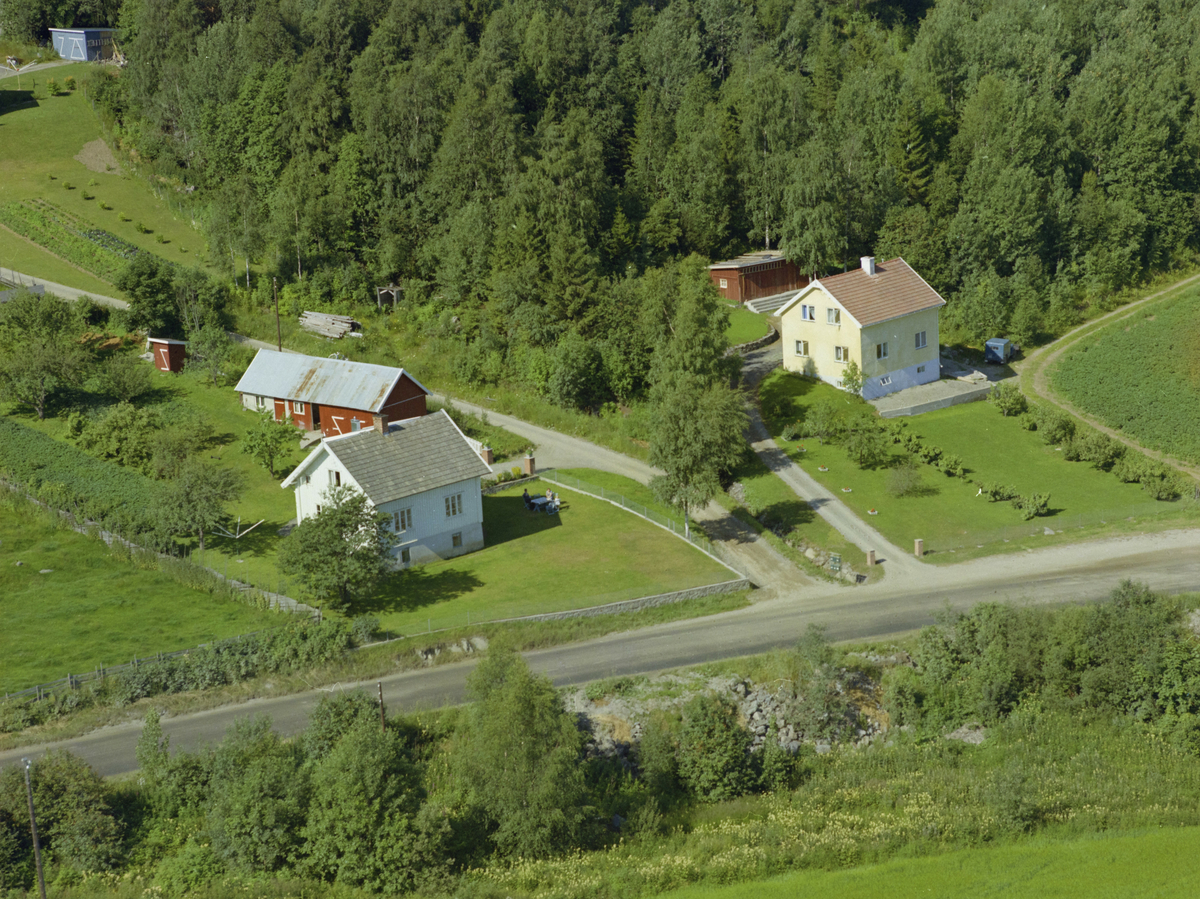 Gjøvik kommune, Bolighus i Biristrandvegen 774 til venstre med bruksnavn Rustad og 786 til høyre med bruksnavn Holmbu, antageligvis også kalt Løvland.