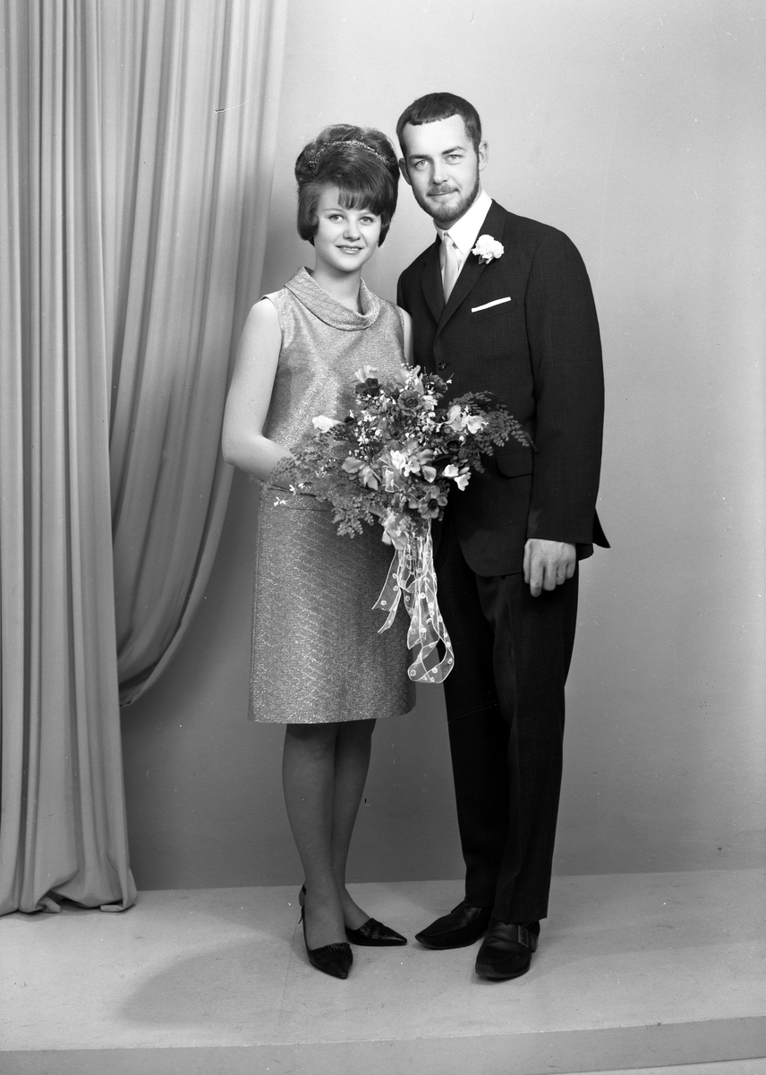 Brudparet Arne Svensson, Norra Kungsvägen 59, Gävle. Den 18 februari 1967