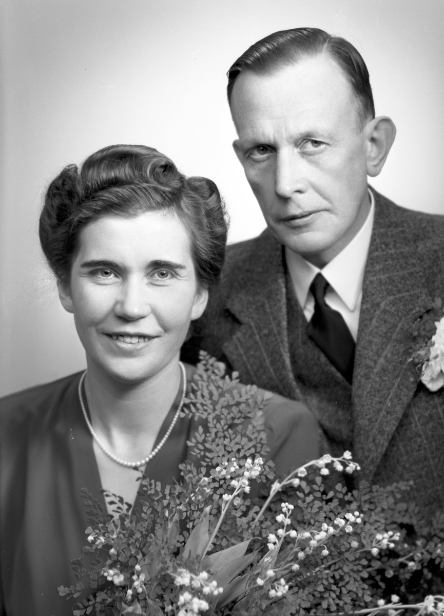 Brudparet Rudolf Kjellin, Drottninggatan 1, Gävle.         16 december 1944.