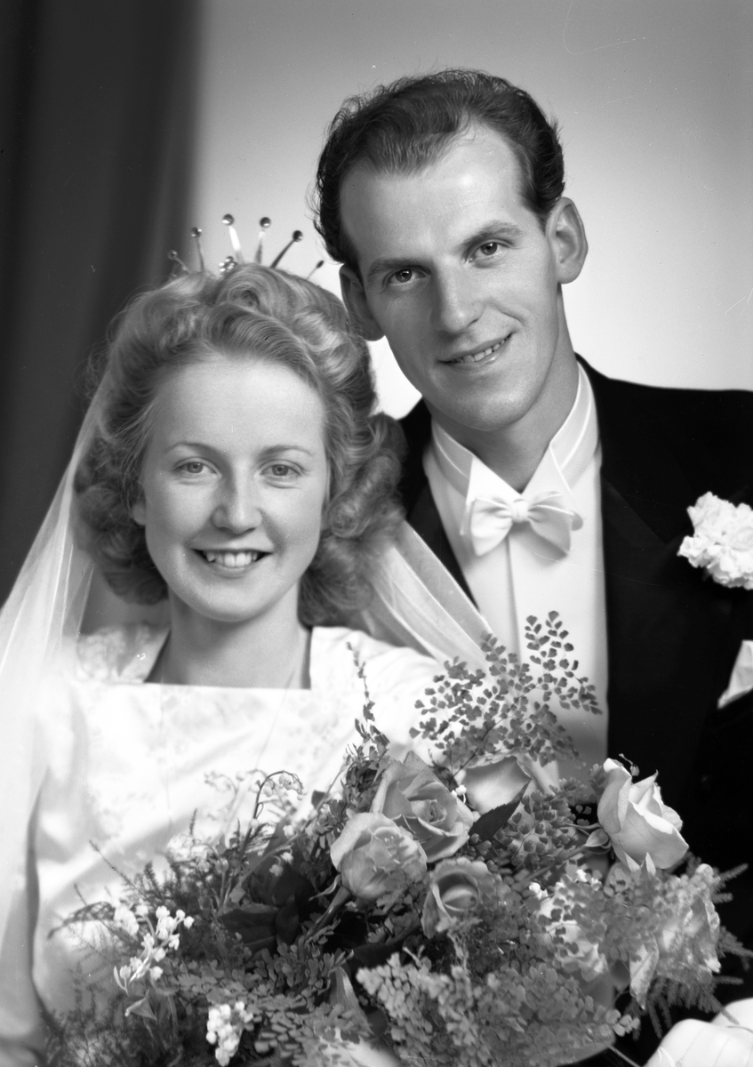 Brudparet Hans och Eivor Sundberg, 20 maj 1945.
Vigda i Heliga Trefaldighetskyrkan, Gävle.