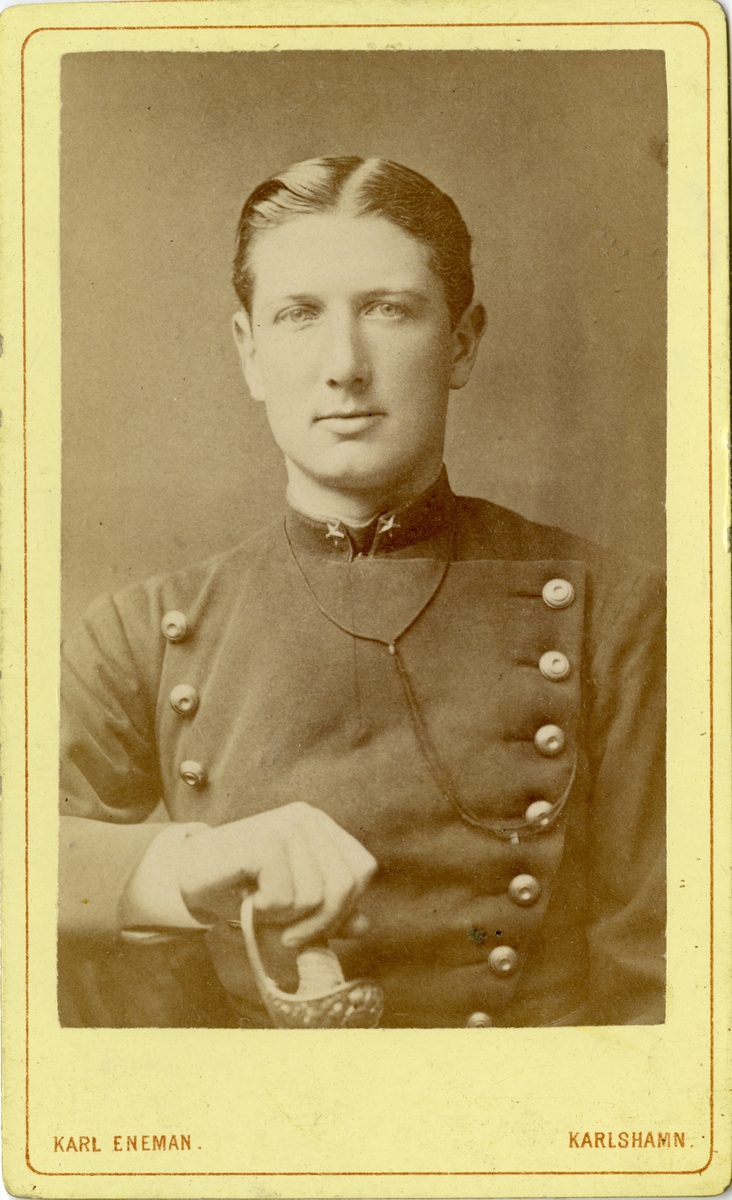 Porträtt av Gusta Emil Wallin, underlöjtnant vid Kronobergs regemente I 11.

Se även bild AMA.0021731.