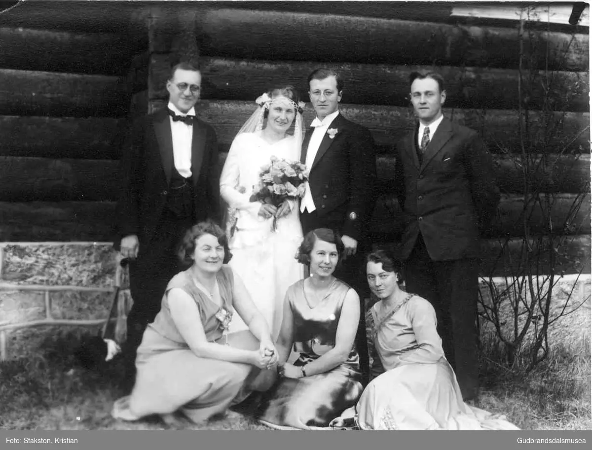 Ukjent brudepar ved Skjåk kyrkje ca. 1930.  
T.v. sokneprest Egil Åkvik (f. 1893), t.h. Ingvald Skåre (f. 1903)