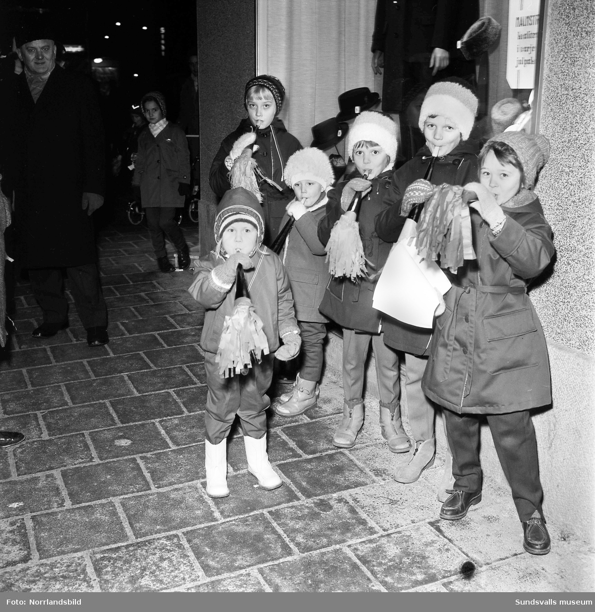 Skyltsöndag 1961. Vid Strömbergs färg flockades barn och vuxna kring en konstnärlig tomte i skyltfönstret.
