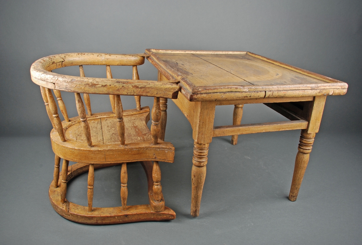 Fra registreringskort: Barnestol og -bord som er hengslet sammen. Stolen kan vendes opp på bordet. Rund rygg med spiler. Firkantet bord med oppstående kant rundt, sarg og profilerte bein.
