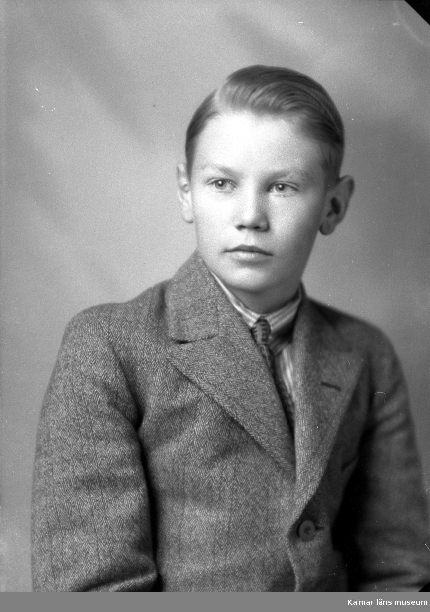 Ateljébild på en pojke i blazer. Beställare till bilden: Hans Rappe ifrån Ryssbylund i Rockneby.