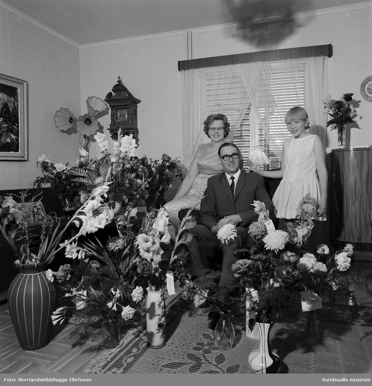 Valfrid Sundell med frun Edit och dottern Karin, Torsboda. Fotografering med anledning av hans 50-årsdag.