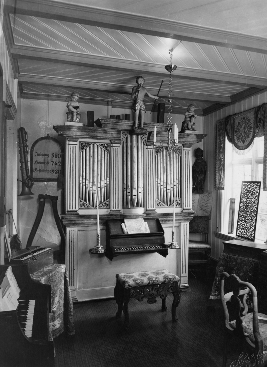 Interiørbilde med diverse harmonier fra orgelrommet. Lade/Vollanorgelet fra slutten av 1830-årene står sentralt i rommet.