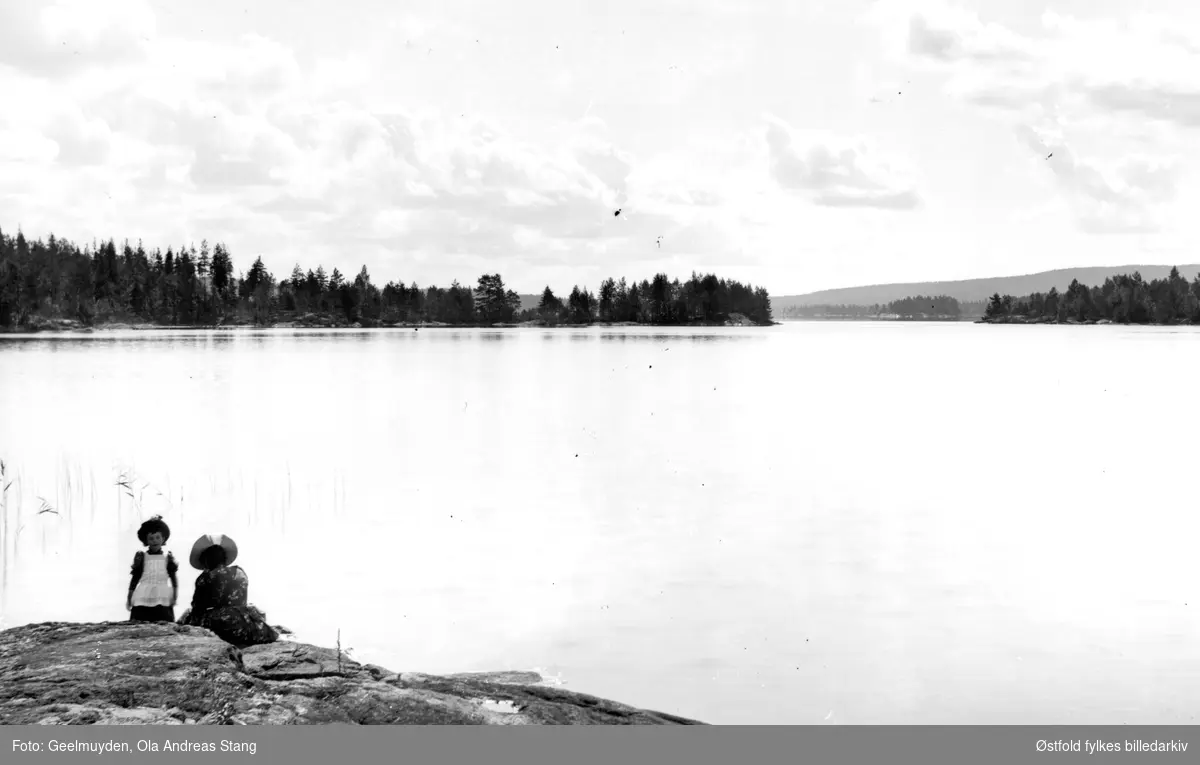 Rømsjøen i Rømskog, ca. 1890. To ukjente personer i forgrunnen.