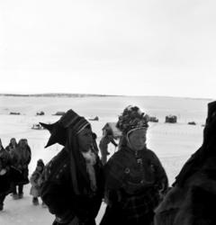 Brudefølge i Kautokeino,  fotografert i ved påsketider 1940.