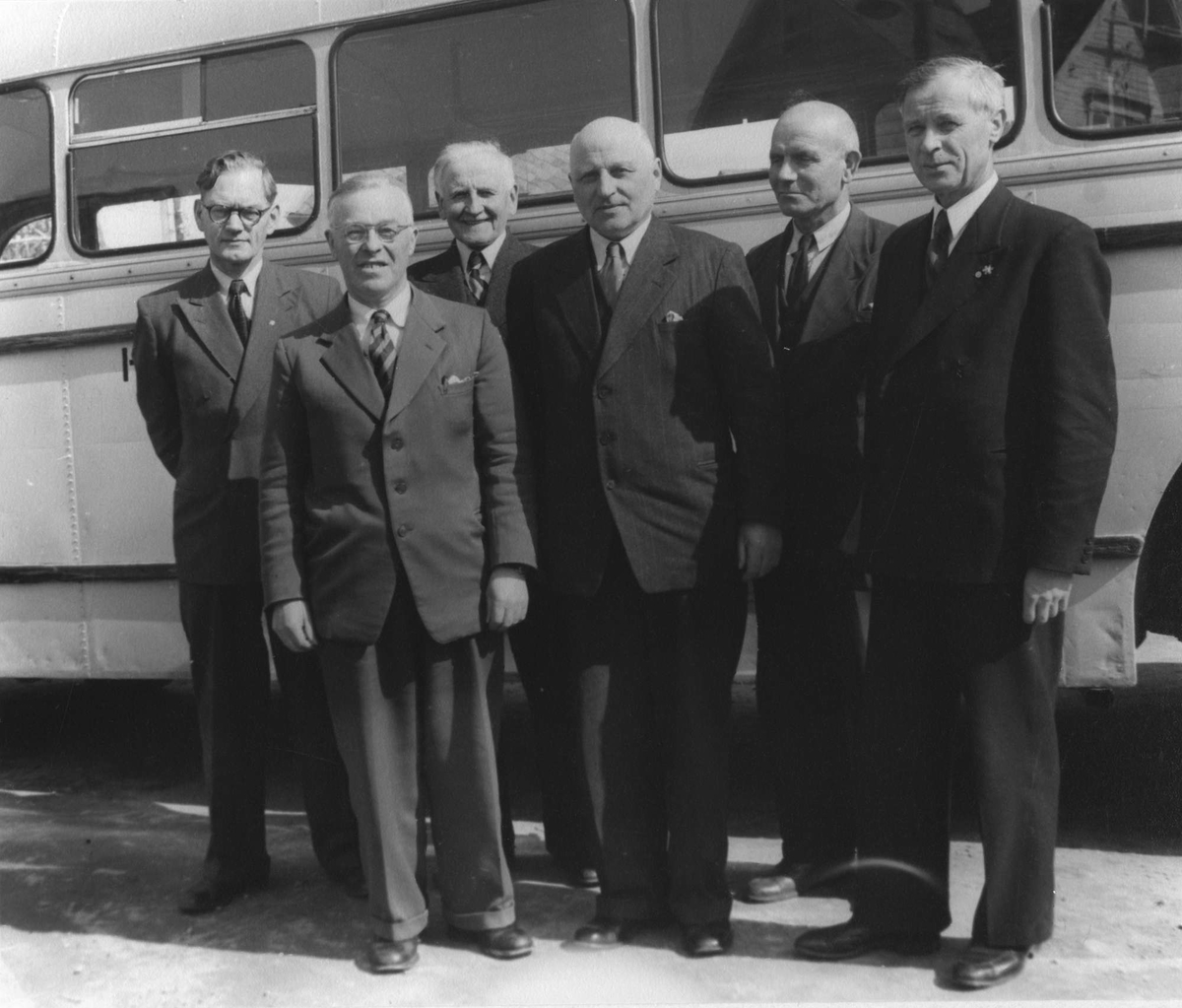 Gruppebilde av styret i HORB, fotografert foran en buss.