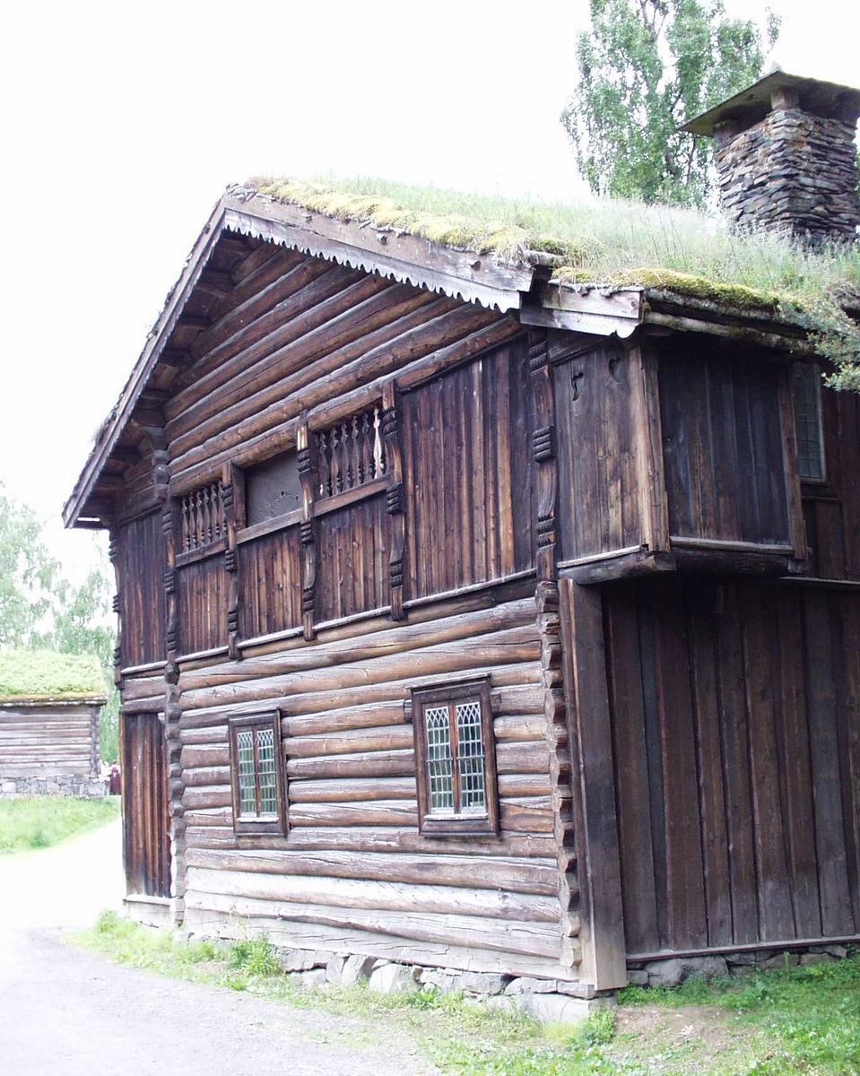Laftet bygning i to etasjer. Svalgang i begge etasjer på inngangssiden, inntrukket svalgang på nordøstre fasade, der svalgangen ender i en utstikkende "hemmelighet", en utedo. Lukket svalgang i første etasje, delvis åpen svalgang i andre etasje. I svalgangen trapp til andre etasje. Fra svalgangen i første etasje dør inn til stua. Fra stua er det dør inn til et lite kjøkken i nordre hjørne og et kammers i østre hjørne.Stua har malte paneler med bilder med allegoriske motiver, som framstiller sanser og årstider, malt etter trykte forlegg. Disse er malt av Peder Ådnes, og kommer opprinnelig fra Bjellum i Jevnaker. I kammerset er det satt opp to paneler som er framstillinger av gardstunet på Bjellum.