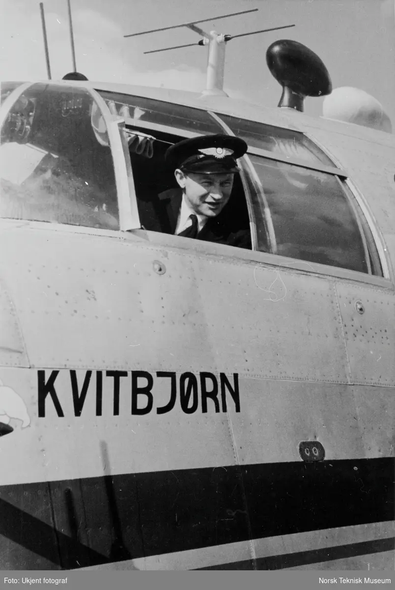 Det Norske Luftfartselskaps (DNL) Short Sandringham "Kvitbjørn" med John Strandrud tittende ut av vinduet