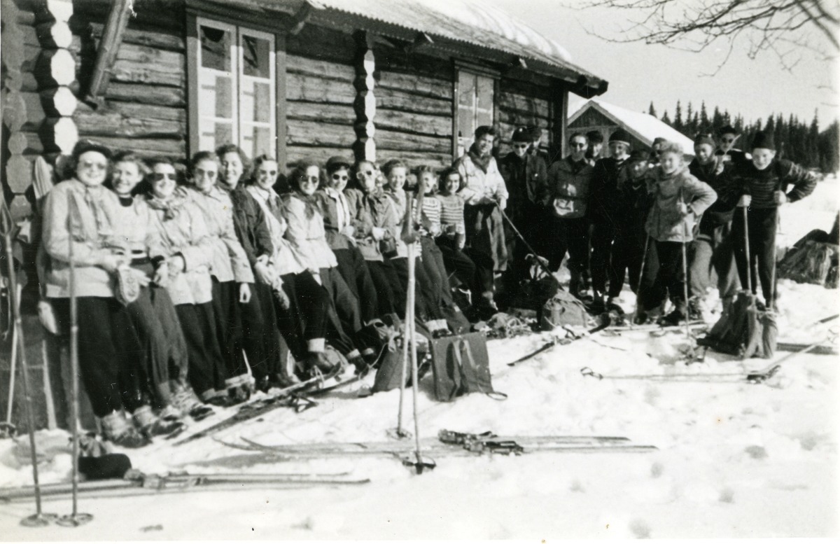 Framhaldsskolen på skitur, 1953/54.