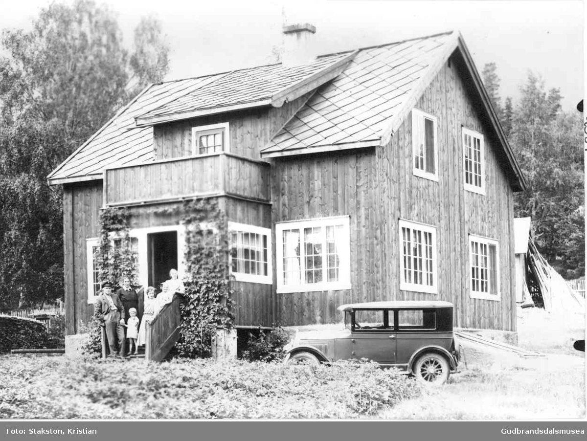 F.v: Ole R. Dalen (f. 1897), Anna Johansen (f. Tuva 1875), Alf  Gunnar Dalen (f, 1930), Signe Dalen (f. Johansen 1905), Ruth Aud Dalen (f. 1926 g. Hyrve) og jenta øvst på trappa er ukjend.
