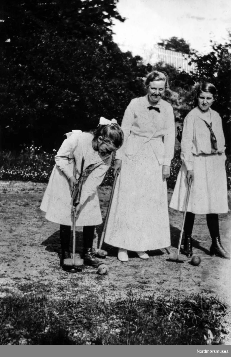 Tre som spiller krokket, hvorav den ene er trolig Ellinor Williams. Foto trolig fra Molde.  Fra et fotoalbum tilhørende Ellinor Williams-Phakdikun (1905-1963). Fra Nordmøre museums fotosamlinger.