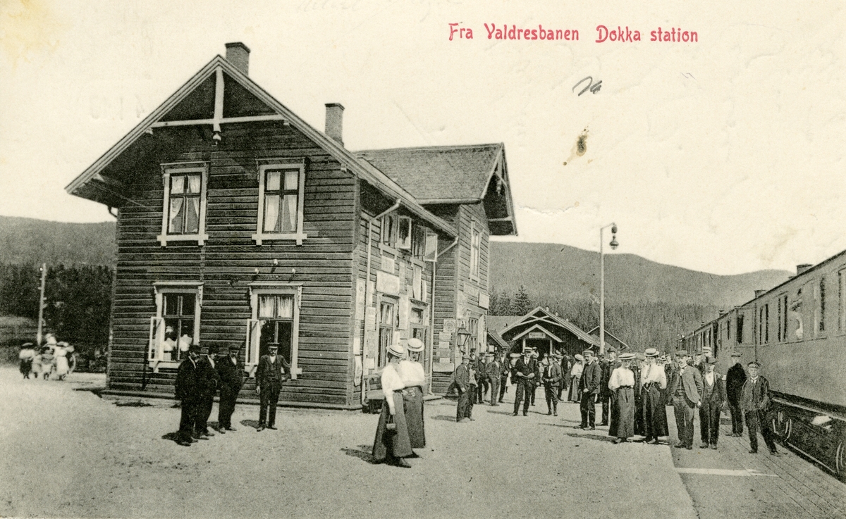 Postkort med motiv av Valdresbanen, Dokka stasjon.