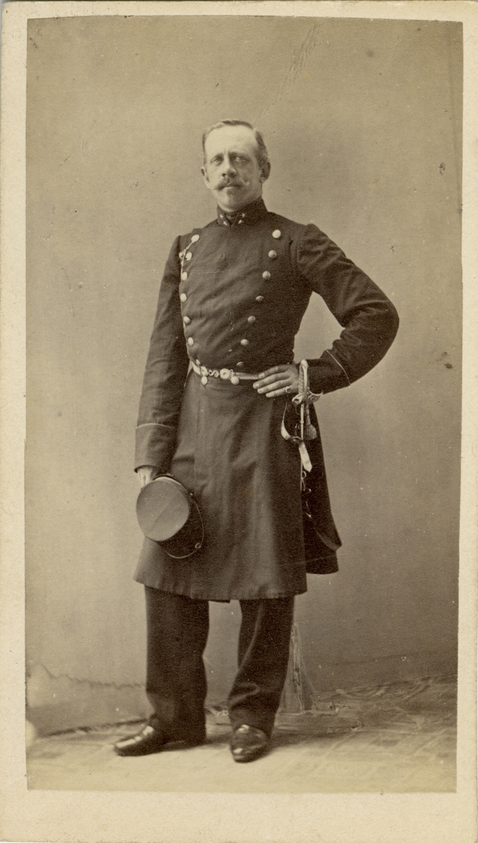 Porträtt av greve Carl Gustaf Conrad Erik Lewenhaupt, löjtnant vid Södermanlands regemente I 10.
Se även bild AMA.0008021.