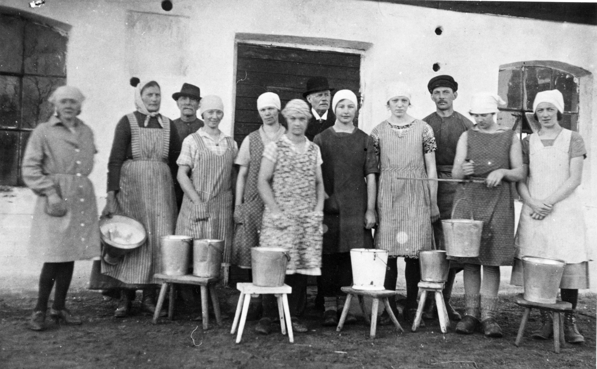 Handmjölkningskurs hos Nilses i Vall 1925.
Mannen i mitten är agronom Hjort, Hushållningssällskapet.
Mannen till höger är Johannes Moberg (Åhs). Kvinnan längst till vänster är troligen någon kursledare.
