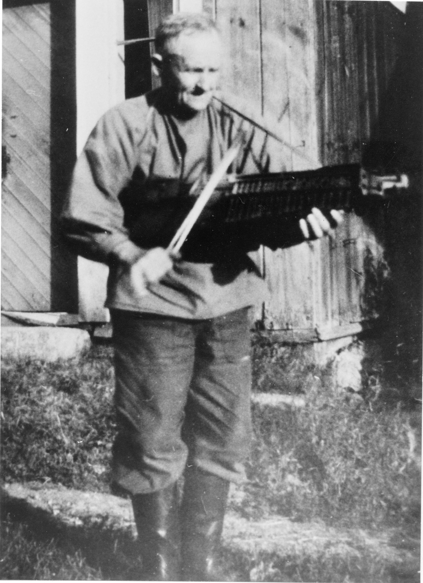 Gustav Uggla,Landa, 1930-talet.
Han var skomakare och nyckelharpspelare. Inspelningar av honom finns på Ulma.