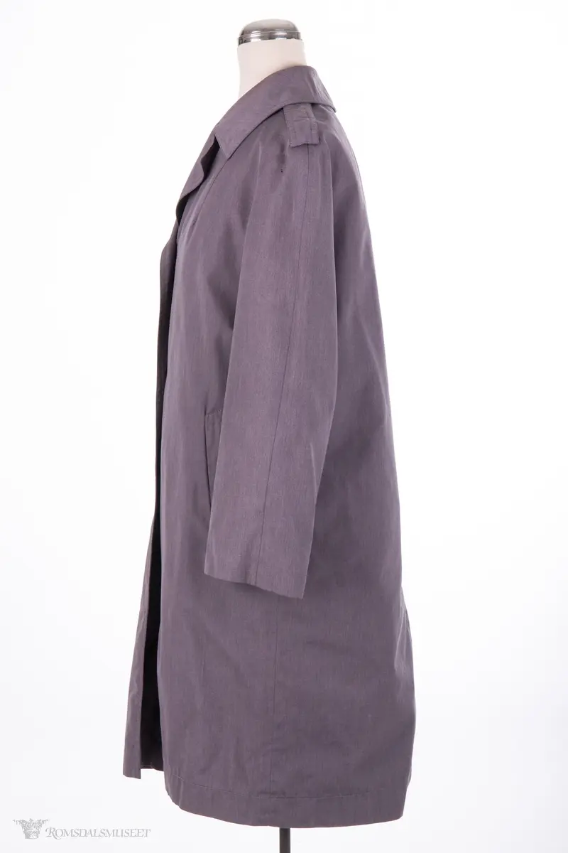 Rettskåret, moderat lengde, enkeltspent med 3 knapper, nedbrettet krage og slag, 2 sidelommer med klaff,uten lukning. Helforet med nylonstoff,påkneppbart teddyfor.