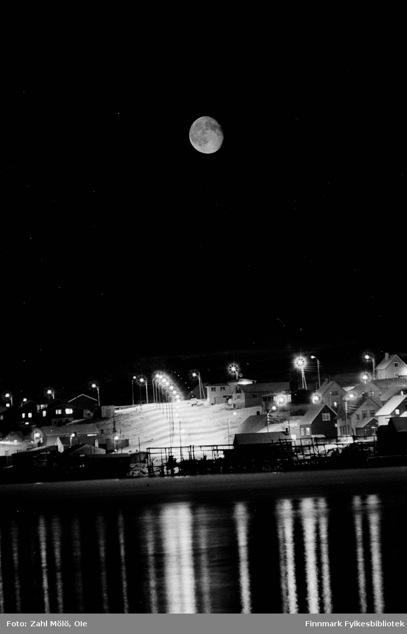 Vadsø 1969. Fullmåne over byen. Fotografier av Ole Zahl Mölö.