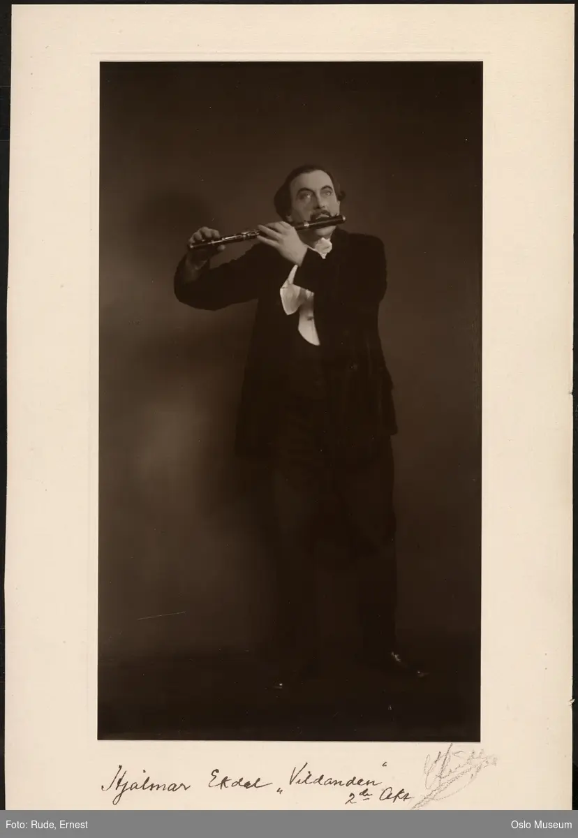 portrett, mann, skuespiller, rollebilde, Hjalmar Ekdal i "Vildanden" på Nationaltheatret, stående helfigur, kostyme, fløyte