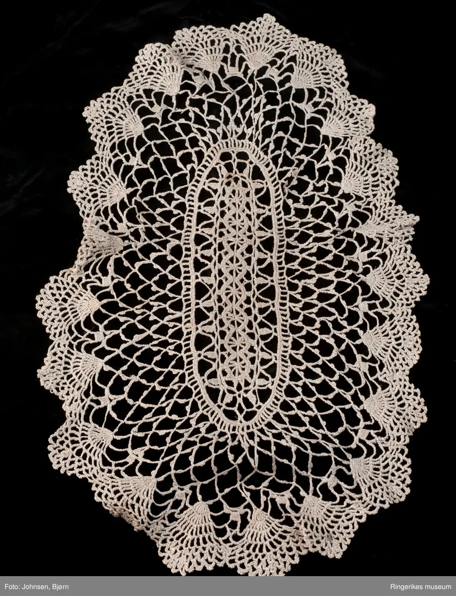 oval med sirkler i et midtfelt, vifteformet bord ytterst