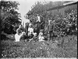 7 ungerog tre voksne ute i hagen, Hitra