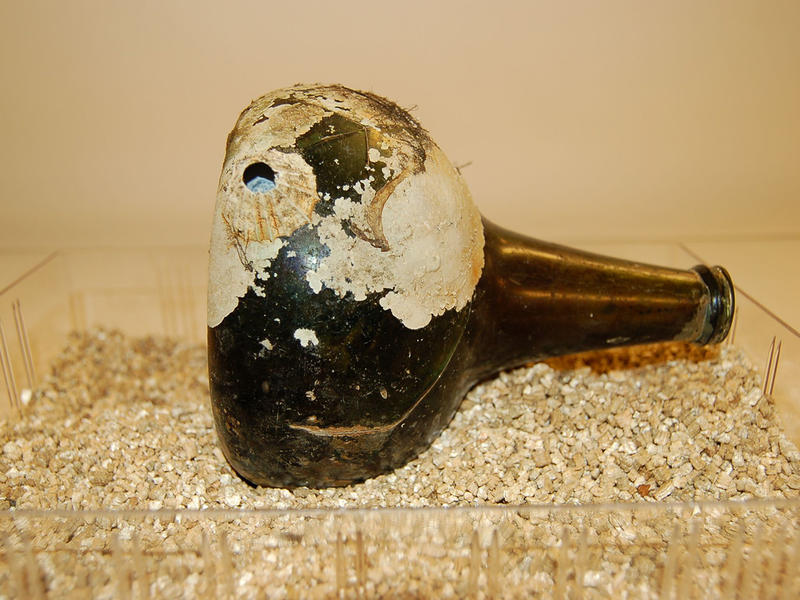 Brun glassflaske med hull.. Foto/Photo